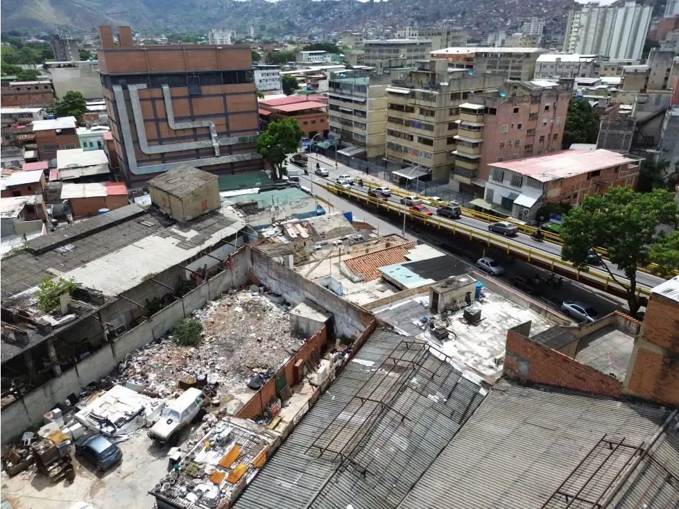 En Venta Galpon Industrial en Av. Roosvelt. Caracas - Distrito Capital - 10