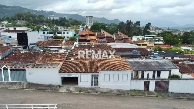 Quinta Remodelada Ubicada en los Naranjos a pocos metros de la Avenida España y Pueblo