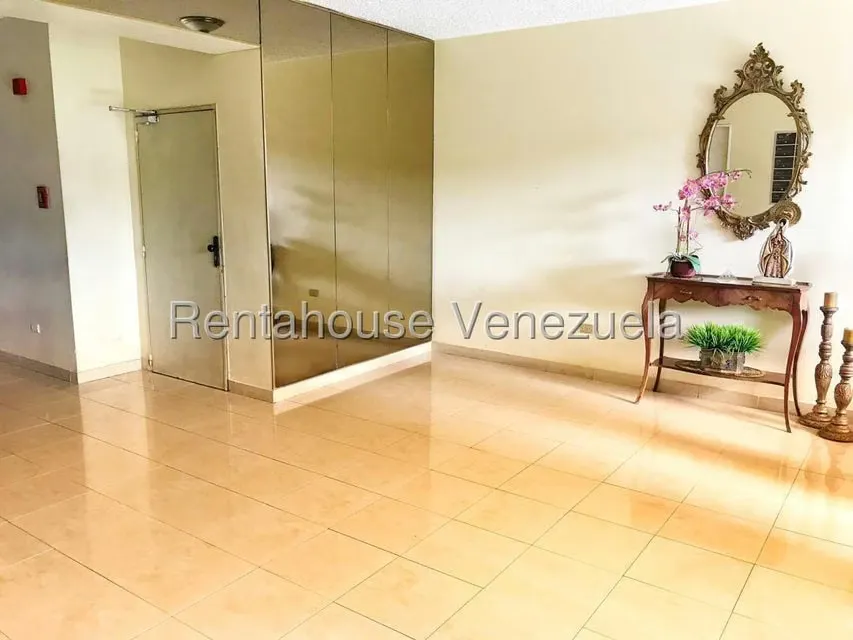 Apartamento (1 Nivel) en Alquiler en Los Naranjos del Cafetal, Distrito Metropolitano - 2