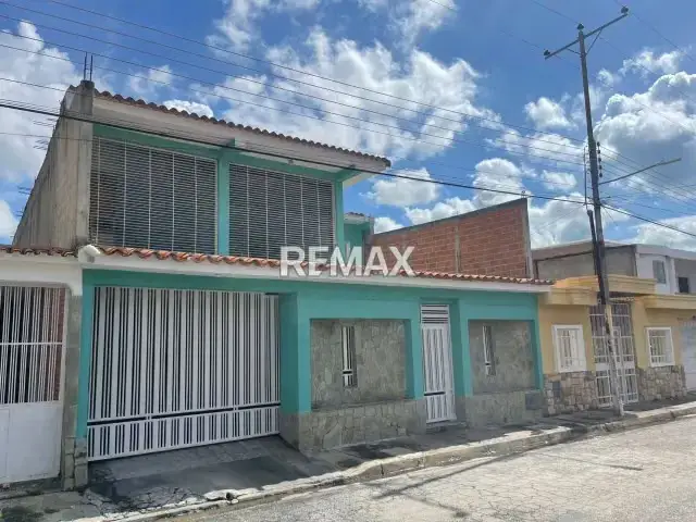 En venta casa en Valle Verde de dos pisos en San Diego, con pozo de agua.