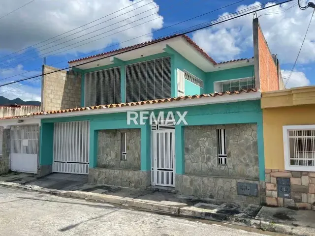 En venta casa en Valle Verde de dos pisos en San Diego, con pozo de agua. - 2