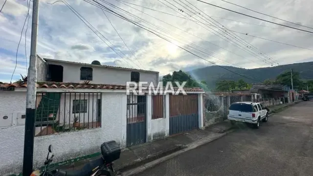 Se Vende Casa de dos niveles + Terreno en Cordero, Sector el Calvario, Calle 1