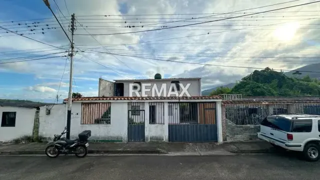 Se Vende Casa de dos niveles + Terreno en Cordero, Sector el Calvario, Calle 1 - 13