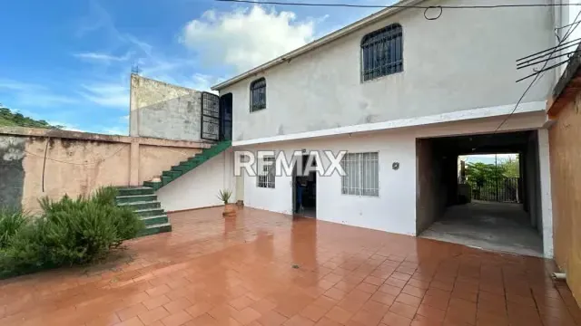 Se Vende Casa de dos niveles + Terreno en Cordero, Sector el Calvario, Calle 1 - 16