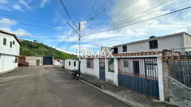Se Vende Casa de dos niveles + Terreno en Cordero, Sector el Calvario, Calle 1 - 17