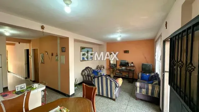 Se Vende Casa de dos niveles + Terreno en Cordero, Sector el Calvario, Calle 1 - 3