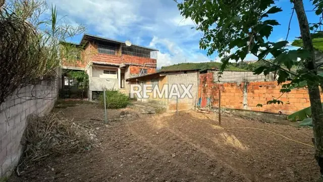 Se Vende Casa de dos niveles + Terreno en Cordero, Sector el Calvario, Calle 1 - 5