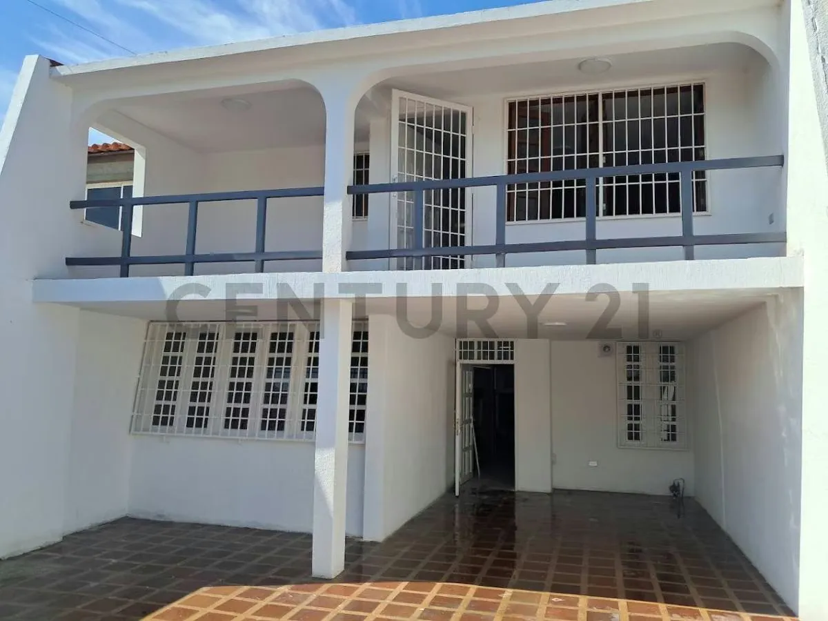 Se vende Town House en Urb. Lago Marbeach. Maracaibo