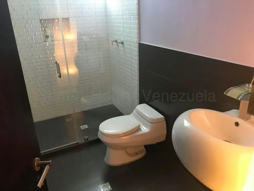 Casa (Multipes Niveles) en Venta en Cumbres de Curumo, Distrito Metropolitano - 25
