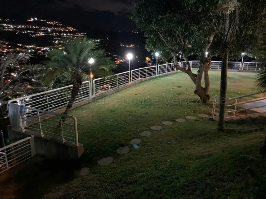 Casa (Multipes Niveles) en Venta en Cumbres de Curumo, Distrito Metropolitano - 28