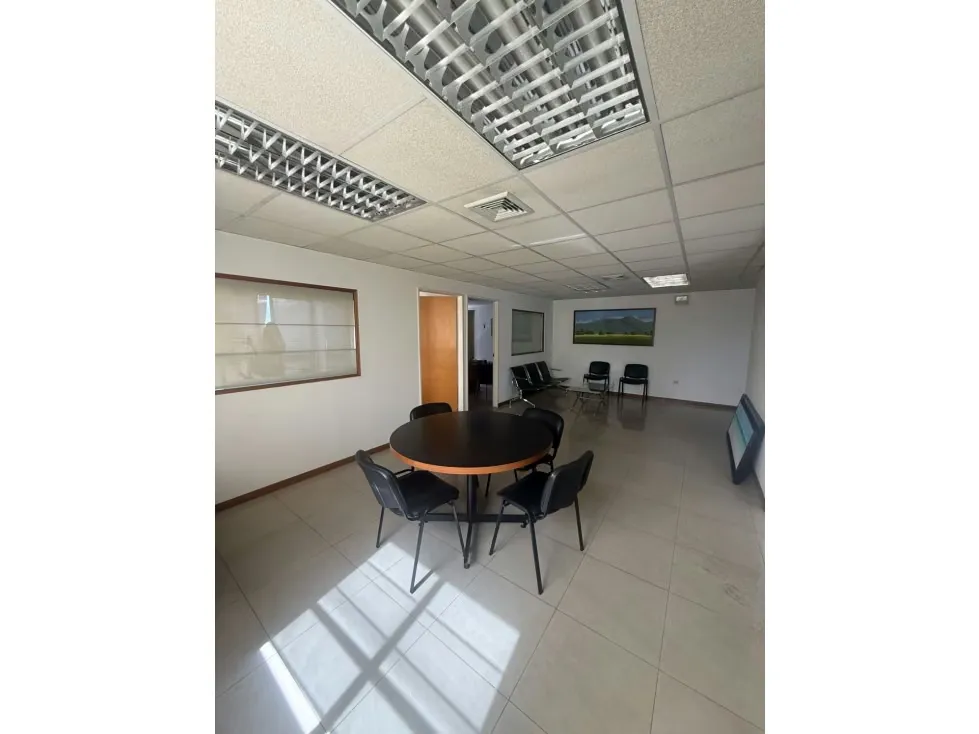 Se alquila oficina 141m2 Los Dos Caminos 8612 - 5