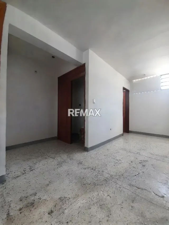 Se Alquila Espacio Comercial Multiuso (Oficina Consultorio) en Av. 20 Centro - 3