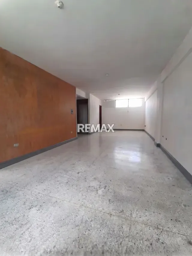 Se Alquila Espacio Comercial Multiuso (Oficina Consultorio) en Av. 20 Centro - 4