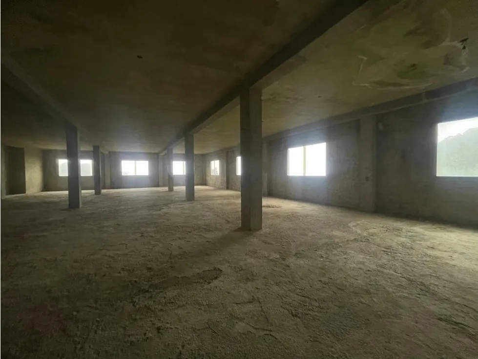 SE VENDE EDIFICIO C.C. LOS CHALET KM 21 DEL JUNQUITO - 12