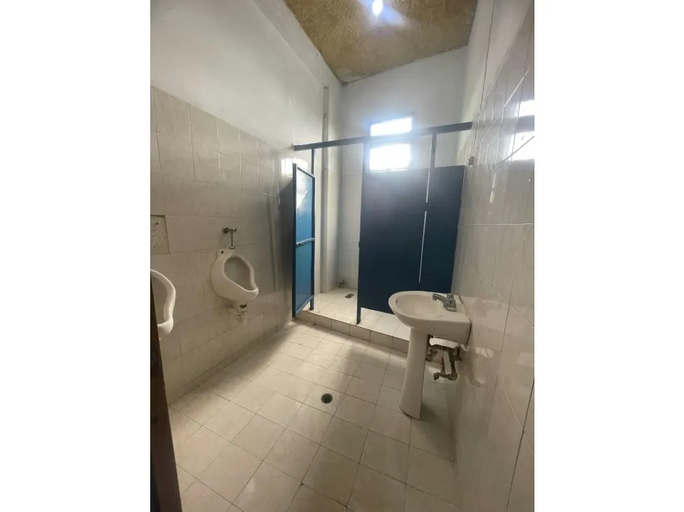 SE VENDE EDIFICIO C.C. LOS CHALET KM 21 DEL JUNQUITO - 9