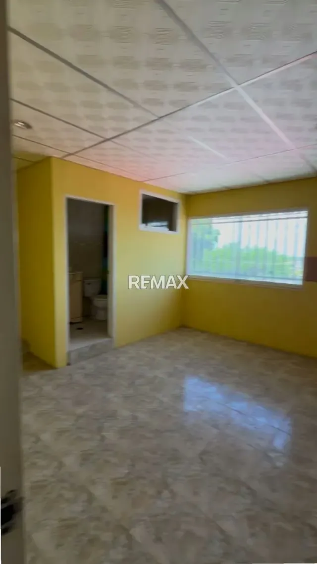 Edificio Comercial en Alquiler: Ubicación Estratégica y Amplios Espacios - 3