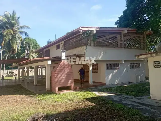 Imponente Propiedad para Remodelar en El Playón en Ocumare de la Costa