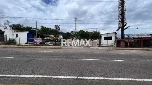 En venta LOTE DE TERRENO En la Avenida Rotaria al lado del Hiperahorro - 8