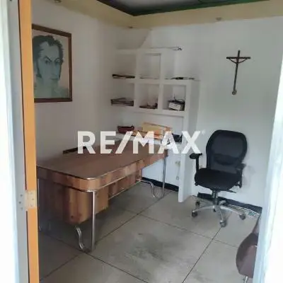 Alquiler de Oficina Comercial, Ubicada en el C.C Las Acacias
