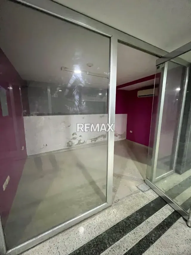 En Venta Práctico Local en Torre Imperial