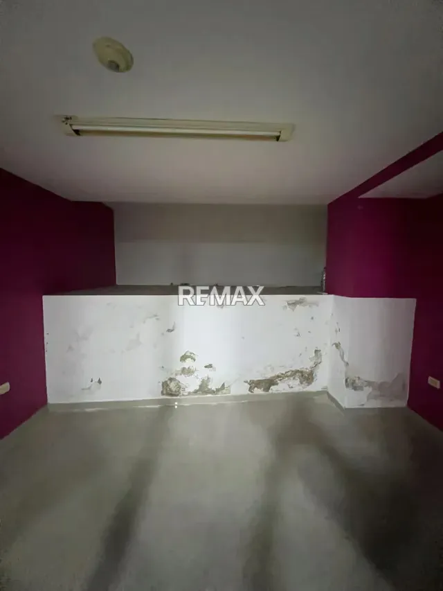 En Venta Práctico Local en Torre Imperial - 2