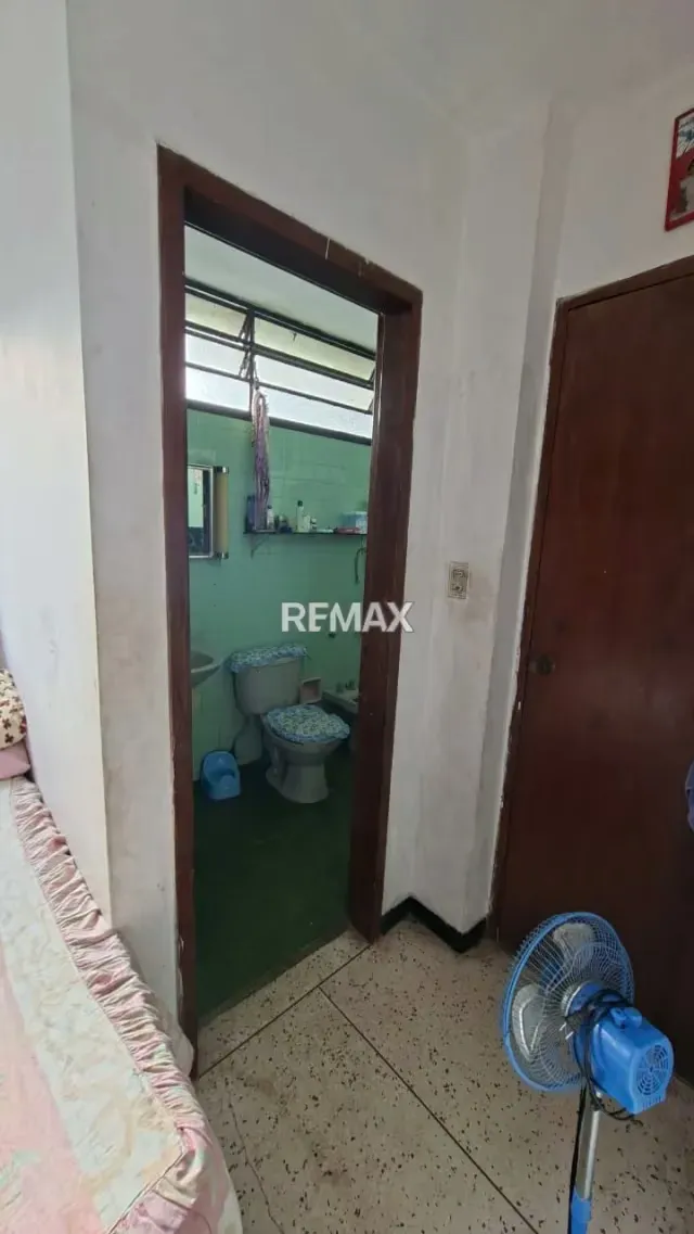 CASA EN VENTA PARA REMODELAR MACARACUAY - 4