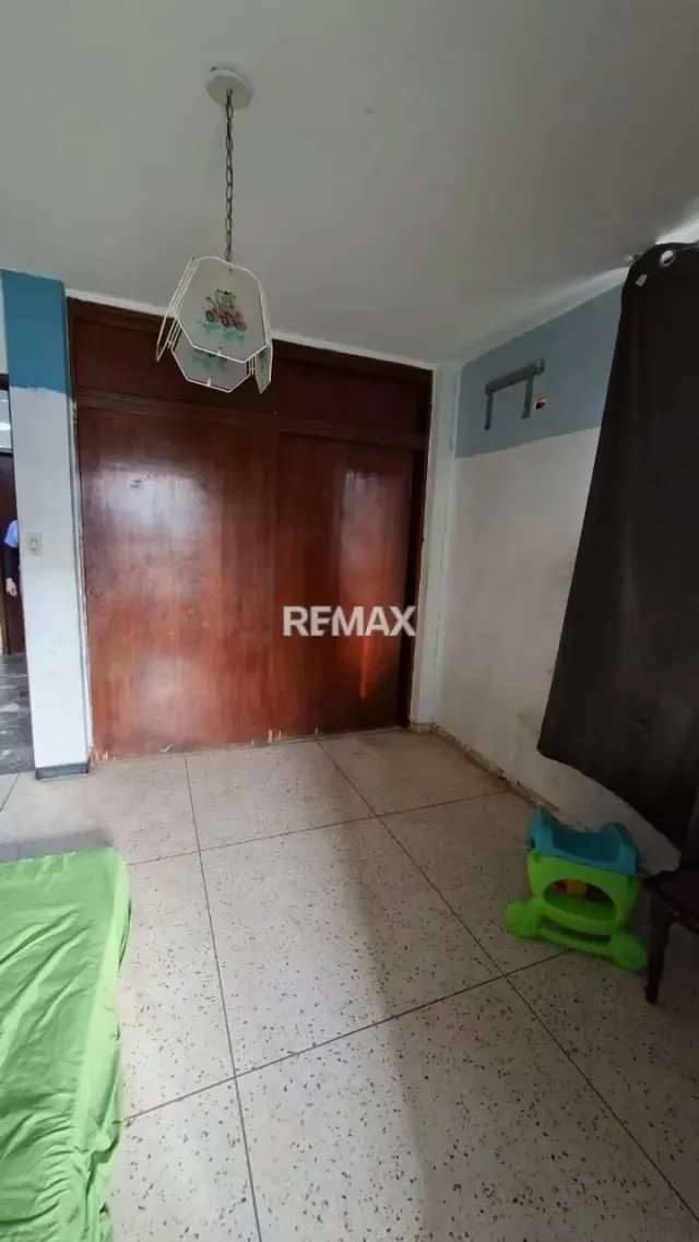 CASA EN VENTA PARA REMODELAR MACARACUAY - 7