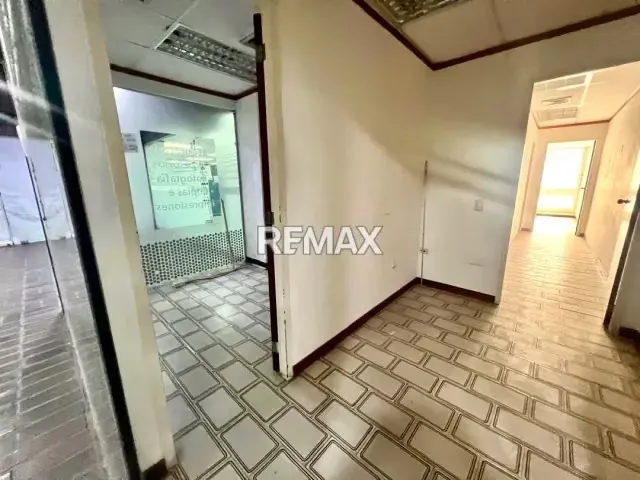 Oficina a la venta en P.B del centro comercial aloa - 2