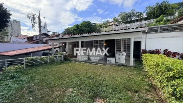 HERMOSA QUINTA REMODELADA EN VENTA EN SANTA FE NORTE.