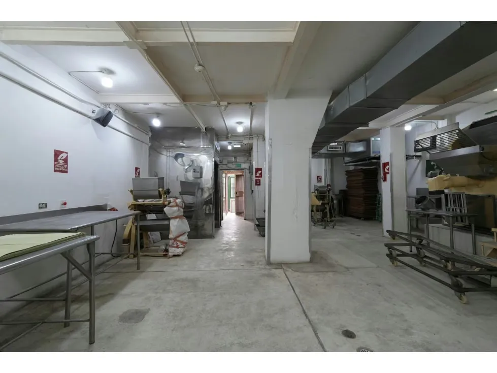 Edificio Industrial y fondo de Comercio En Venta Urb. Los Rosales - 16