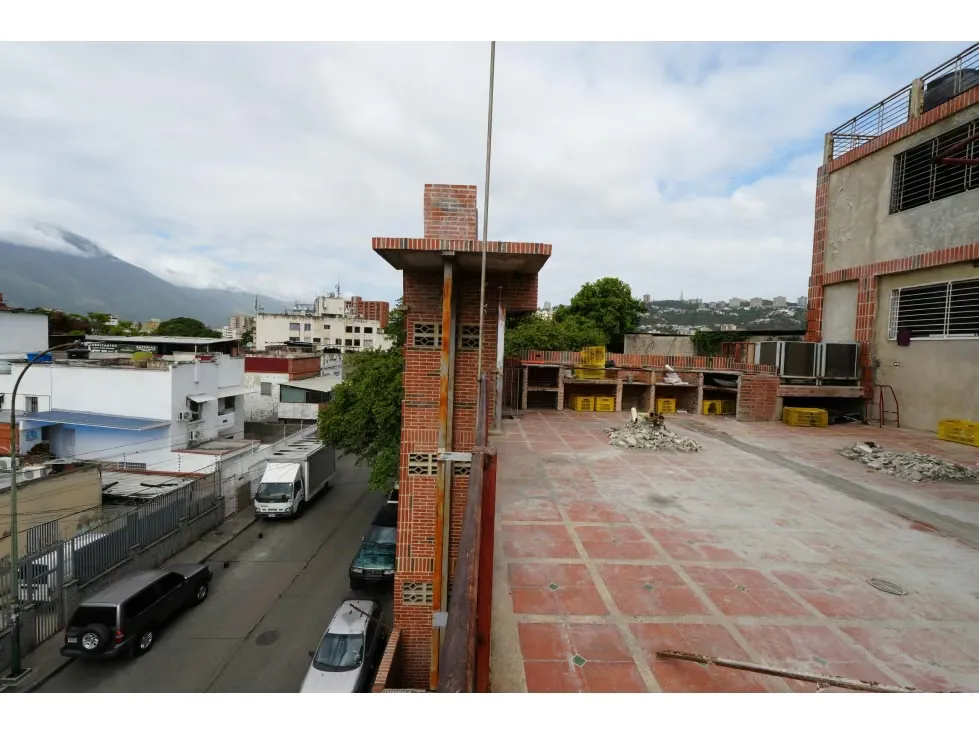 Edificio Industrial y fondo de Comercio En Venta Urb. Los Rosales - 25