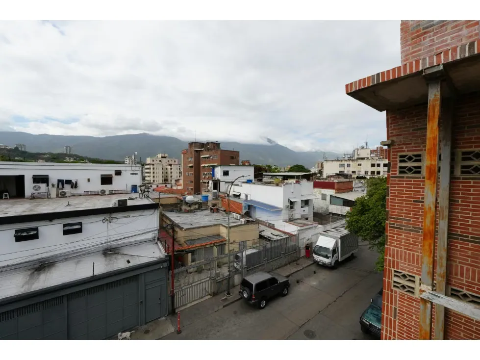 Edificio Industrial y fondo de Comercio En Venta Urb. Los Rosales - 26